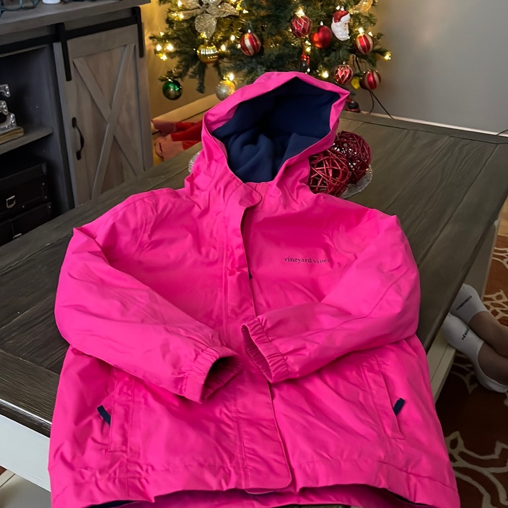 Barely wear Girls Vineyard Vines raincoat size 7/8 Pink